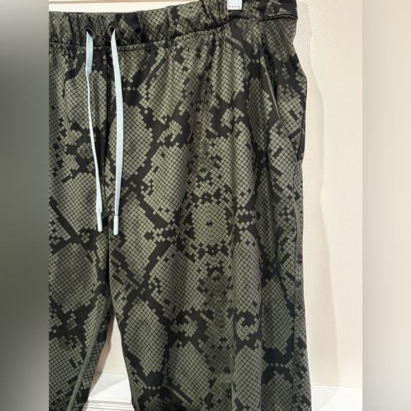 Lululemon Jet Cropped Joggers - Picture 3 of 9